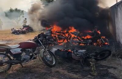 Incêndio que destruiu 10 motocicletas em pátio de Demutran no Ceará começou após crianças usarem bombinha