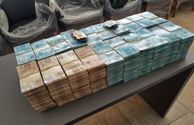 Uma grande quantidade de dinheiro que estava escondida em uma caixa na sede de uma empresa de Fortaleza foi apreendida pela Polícia Federal durante o cumprimento de um dos mandados.