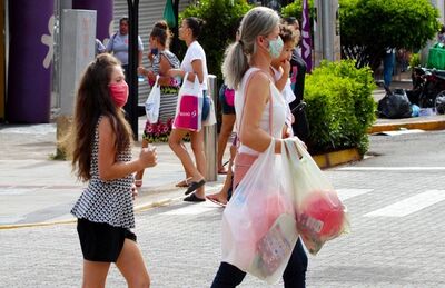 Família vai às compras em Campo Grande; setor do comércio é o mais beneficiado com pagamento antecipado dos servidores