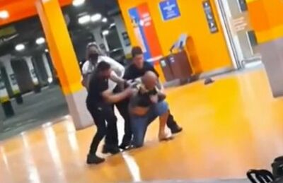Imagem de vídeo que circula em redes sociais do momento em que homem negro foi espancado até a morte em unidade do Carrefour em Porto Alegre