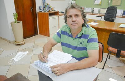 Prefeito Caravina assinando os cheques referente aos pagamentos das empresas terceirizadas 