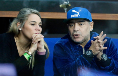 Maradona com sua companheira, Rocio Oliva, durante jogo da Copa Davis
