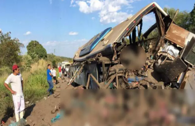 Moradores da região olham corpos fora de ônibus destruido no acidente