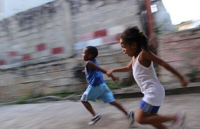Racismo na escola pode estar presente até quando os alunos não escolhem o colega para brincar por causa da cor da pele, diz Humberto Baltar, professor e idealizador do coletivo Pais Pretos Presentes.