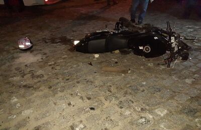 Moto em que casal trafegava ficou destruída após o acidente na BR-226, em Macaíba  