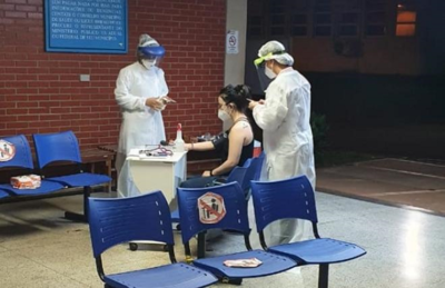 Voluntária de Mato Grosso do Sul dos testes da vacina chinesa Coronavac recebe dose