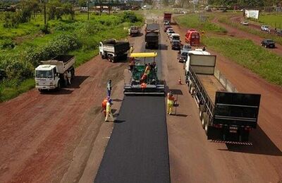 Rodovia recebendo as melhorias do pacote de obras.