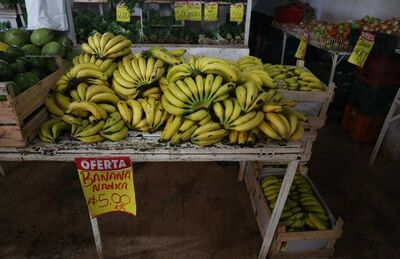 Banana em promoção por R$ 5 o quilo. 
