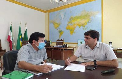 O secretário Toninho da Farmácia, de máscara, em reunião com o prefeito de Nioaque, Valdir do Couto Junior. 