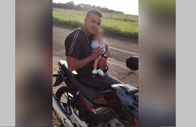 Silas com o filho, que completou 1 mês de idade e moto recém comprada: 