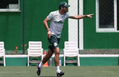 Técnico Abel Ferreira orienta durante treino do Palmeiras 