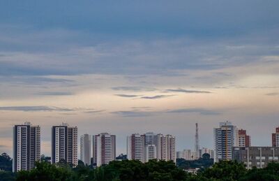 No horizonte, prédios contranstam com céu entre nuvens no amanhecer no Centro de Campo Grande. 
