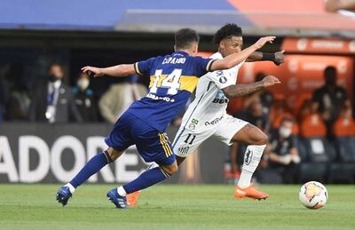 Atacante Marinho, do Santos, tenta escapar da marcação de zagueiro do Boca no primeiro duelo