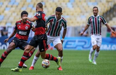 Jogo entre Flamengo e Fluminense no primeiro turno do campeonato 
