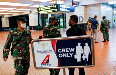 Soldados são vistos no Aeroporto Internacional Soekarno-Hatta neste sábado (9), após o desaparecimento de um Boeing 737-500 da companhia Sriwijaya Air 