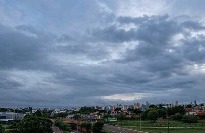 Em Campo Grande, céu amanheceu carregado de nuvens escuras, anunciando a chegada de pancadas de chuvas previstas para a Capital. 