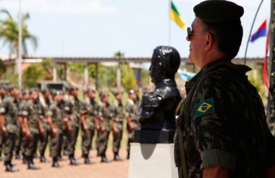 Carlos Roberto Pinto de Souza em atividade com o Exército 