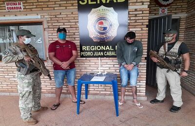 Os dois brasileiros presos, vigiados por agentes da Senad 