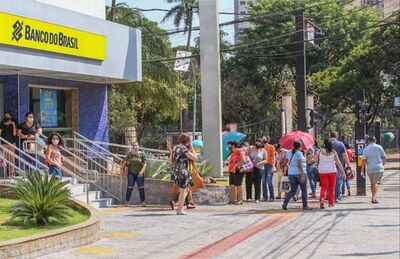 Clientes aguardam por atendimento do lado de fora de agência do Banco do Brasil na Capital 