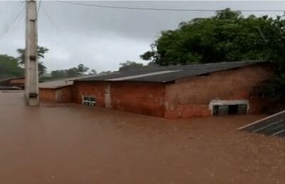 Chuva desabriga ribeirinhos e interdita ponte que dá acesso ao município de Nioaque (MS)