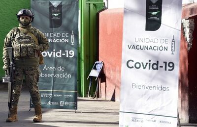Soldado guarda posto de vacinação contra a Covid-19 na Cidade do México em 15 de fevereiro 