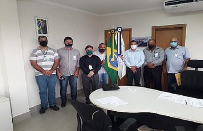 Prefeito Edilson Magro busca recursos para construção de poços na zona rural e participa de reunião pelo não fechamento da JBS em Coxim. 