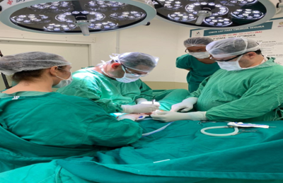 Médicos durante uma cirurgia no hospital em Blumenau 