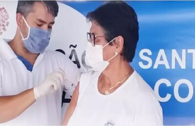 Técnica de enfermagem é vacinada em Santa Rita do Pardo, iniciando a imunização contra a covid-19, doença que ainda não provocou óbitos na cidade. 