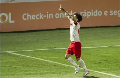 Claudinho jogador do Bragantino comemora seu gol na partida. 
