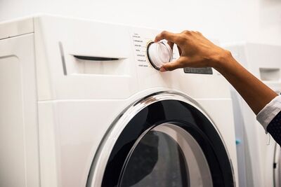 Lavar as roupas é um dos afazeres domésticos que mais dá trabalho 