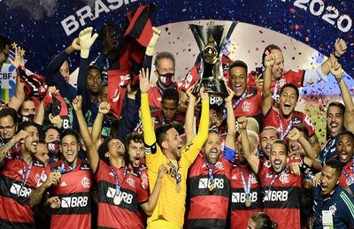 Flamengo levanta a taça de campeão brasileiro de 2020 