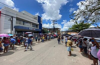 Na Bahia, pessoas ficam na fila para receber parcela do Auxílio Emergencial na agência da Caixa 