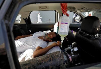 Paciente com problemas respiratórios aguarda dentro de carro por leito em hospital para Covid-19 em Ahmedabad, na Índia, em 22 de abril de 2021 