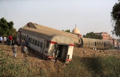 Oito vagões de trem descarrilaram e mais de 50 ambulâncias acionadas no domingo (18) para socorrer as vítimas 