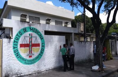 Corpo do bebê que morreu eletrocutado foi levado ao Instituto de Medicina Legal, no Centro do Recife 