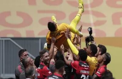 Diego Alves, herói da final, é jogado para cima por jogadores do Flamengo 