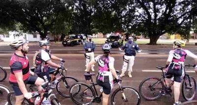 Policiais orientam ciclistas em rodovia de Mato Grosso do Sul 
