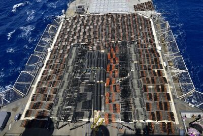 Milhares de armas ilícitas são exibidas a bordo do USS Monterey, cruzador de mísseis guiados da Marinha dos EUA, que foram apreendidas em águas internacionais do Mar da Arábia do Norte em 8 de maio de 2021