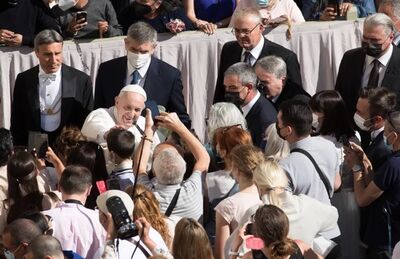 Papa conversa com fiéis no pátio de San Damaso, no Vaticano, na quarta-feira (26) 