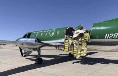 Avião da Key Lime Air já em solo após sofrer colisão no ar, em Denver, na quarta-feira (12) 