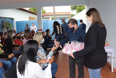 Assistência Social de Coxim comemora o Dia das Mães com café da manhã. 