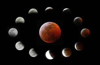 A foto combinada mostra a Lua completamente eclipsada, no centro, e as diferentes fases do eclipse lunar total conforme visto em Los Angeles, Califórnia