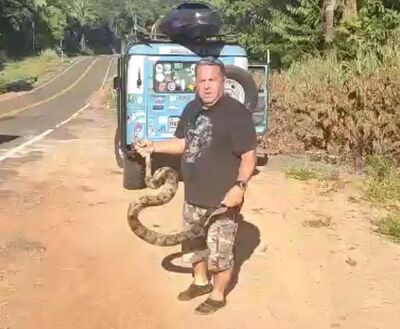 Aposentado ajudou jiboia a atravessar em rodovia de MS