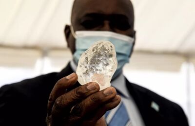 O presidente do Botswana, Mokgweetsi Masisi, segura gema de diamante de 1.098 quilates em Gaborone, capital de Botsuana, em 16 de junho de 2021