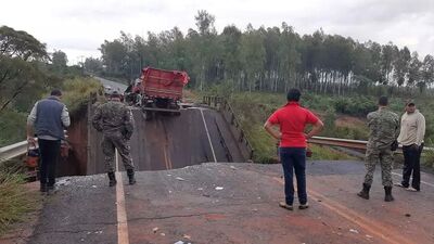 Ponte inaugurada em abril de 2020 desmoronou no Paraguai e causou seis vítimas 