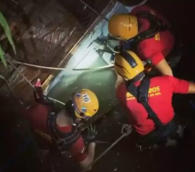 Equipe do Corpo de Bombeiros durante resgate ao corpo de José Augusto encontrado em carro submerso 