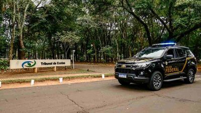 Viatura da Polícia Federal durante operação no TCE-MS