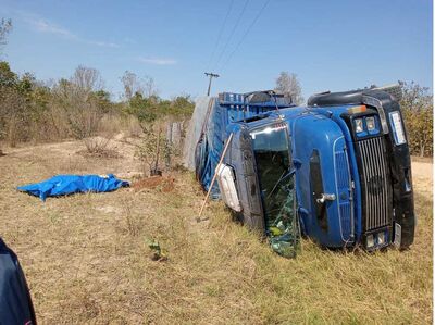 Corpo ao lado de caminhão que tombou em estrada vicinal, em Coxim.