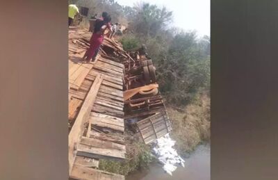 Caminhão carregado de ração tombou de ponte, em Paranaíba