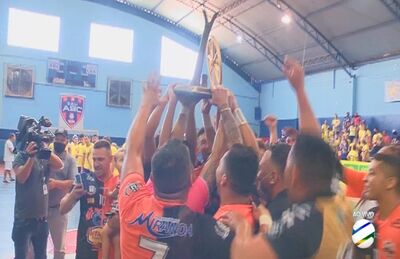 Equipe do Miranda Futsal ergue o troféu de campeão da Copa Morena 2021 